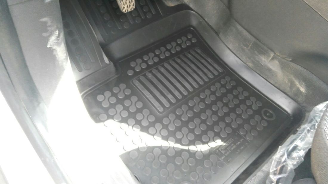 COVOARE DE CAUCIUC PENTRU FORD TRANSIT COURIER (2014+) - TIP CĂDIȚĂ