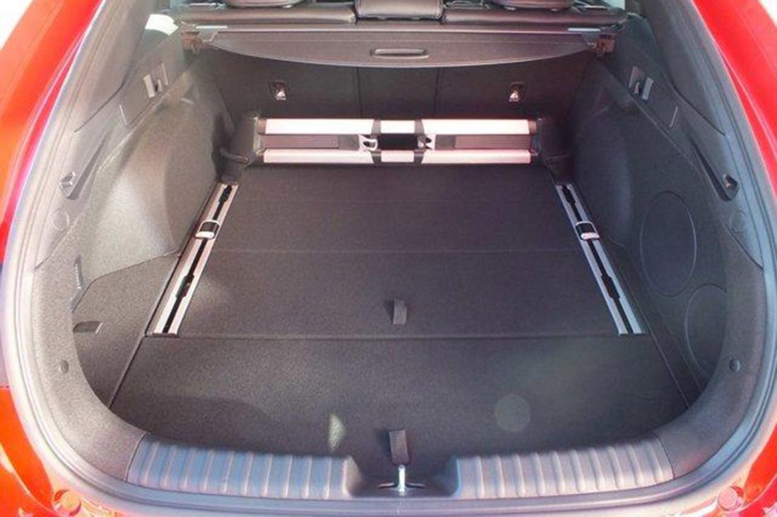 Covoraș de portbagaj cauciucat pentru Kia ProCeed Shooting Brake (2018+) inclusiv modelele cu șine, aripă dreaptă detașabilă pentru difuzoare suplimentare (aripă mai scurtă)
