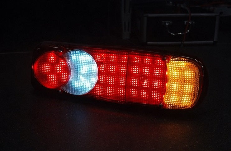Комплект LED Стопове със 7-пинов конектор, стоп, габарит, мигач, задна светлина - ляв + десен 24V